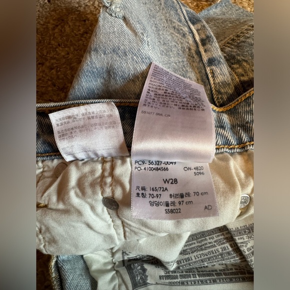 New Levi’s 501 Light Wash Women’s Distressed Jean Shorts - Picture 8 of 8